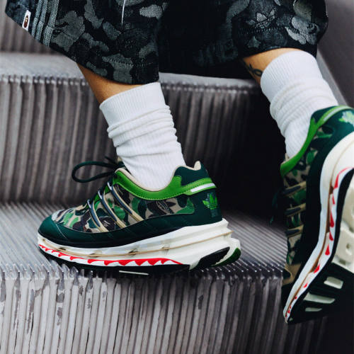adidas联名款迷彩绿跑步鞋