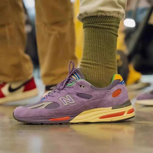 NewBalance联名款紫色跑步鞋