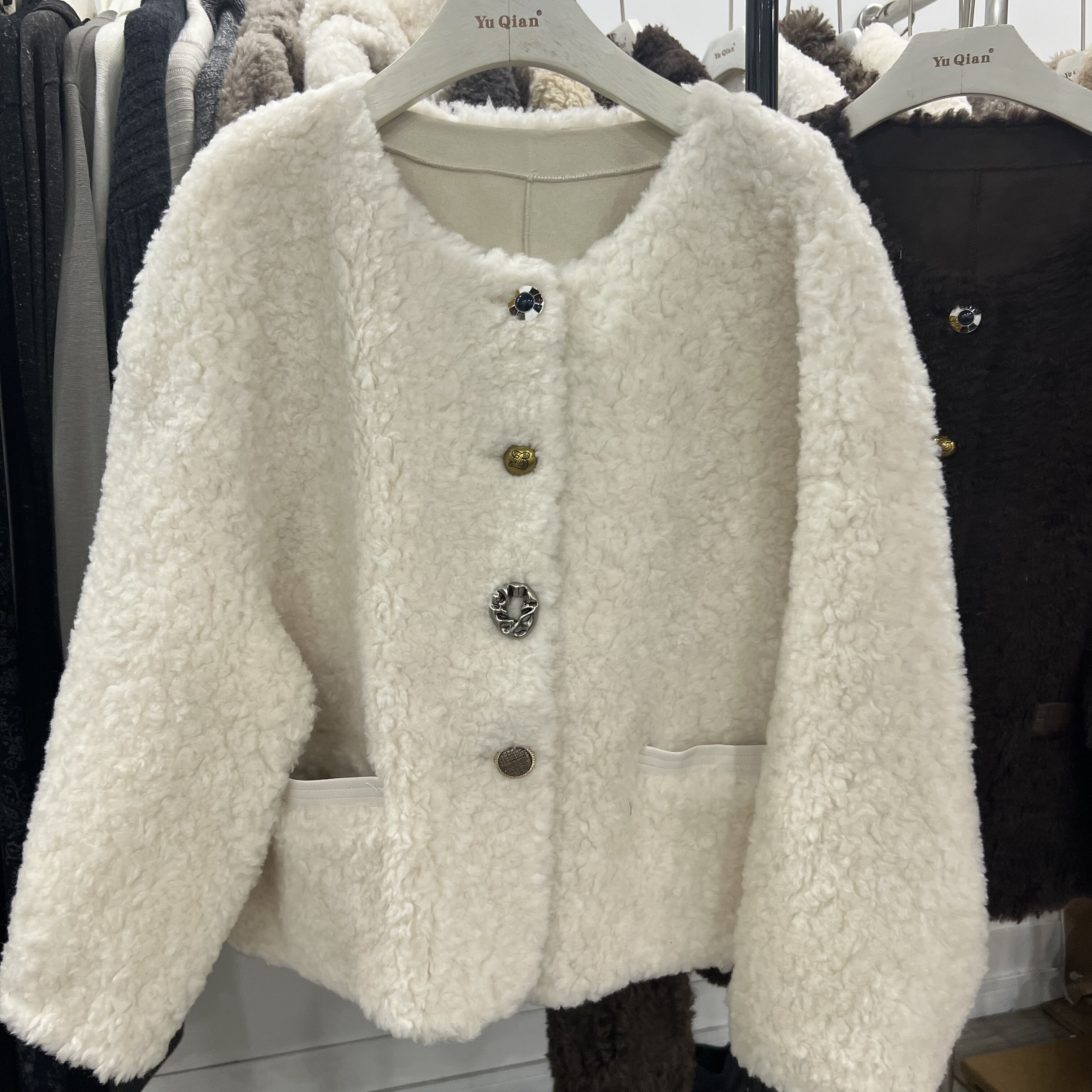 韩版100%羊毛休闲款加厚2025冬新皮毛一体皮草外套女圆领短款