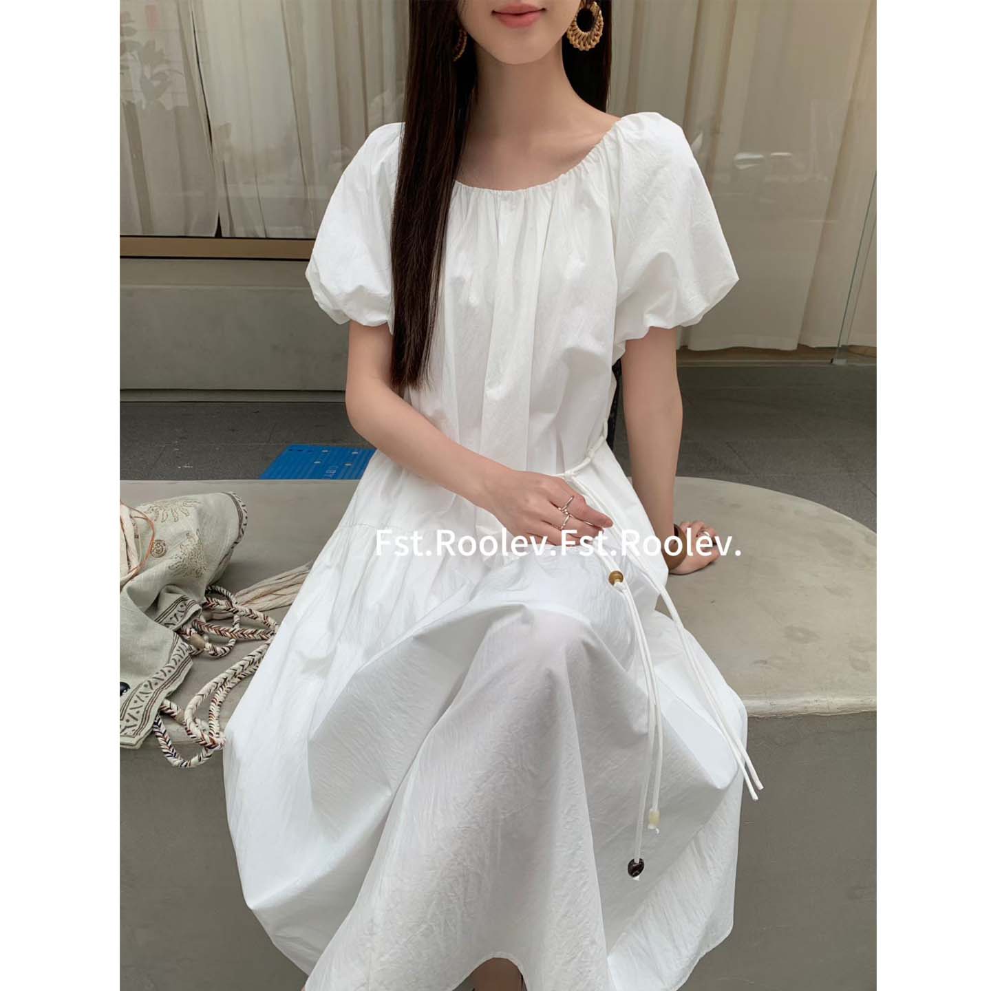 FST法式U领宽松显瘦白色连衣裙女2026夏季高级感绝美初恋风长裙子 - 实物图