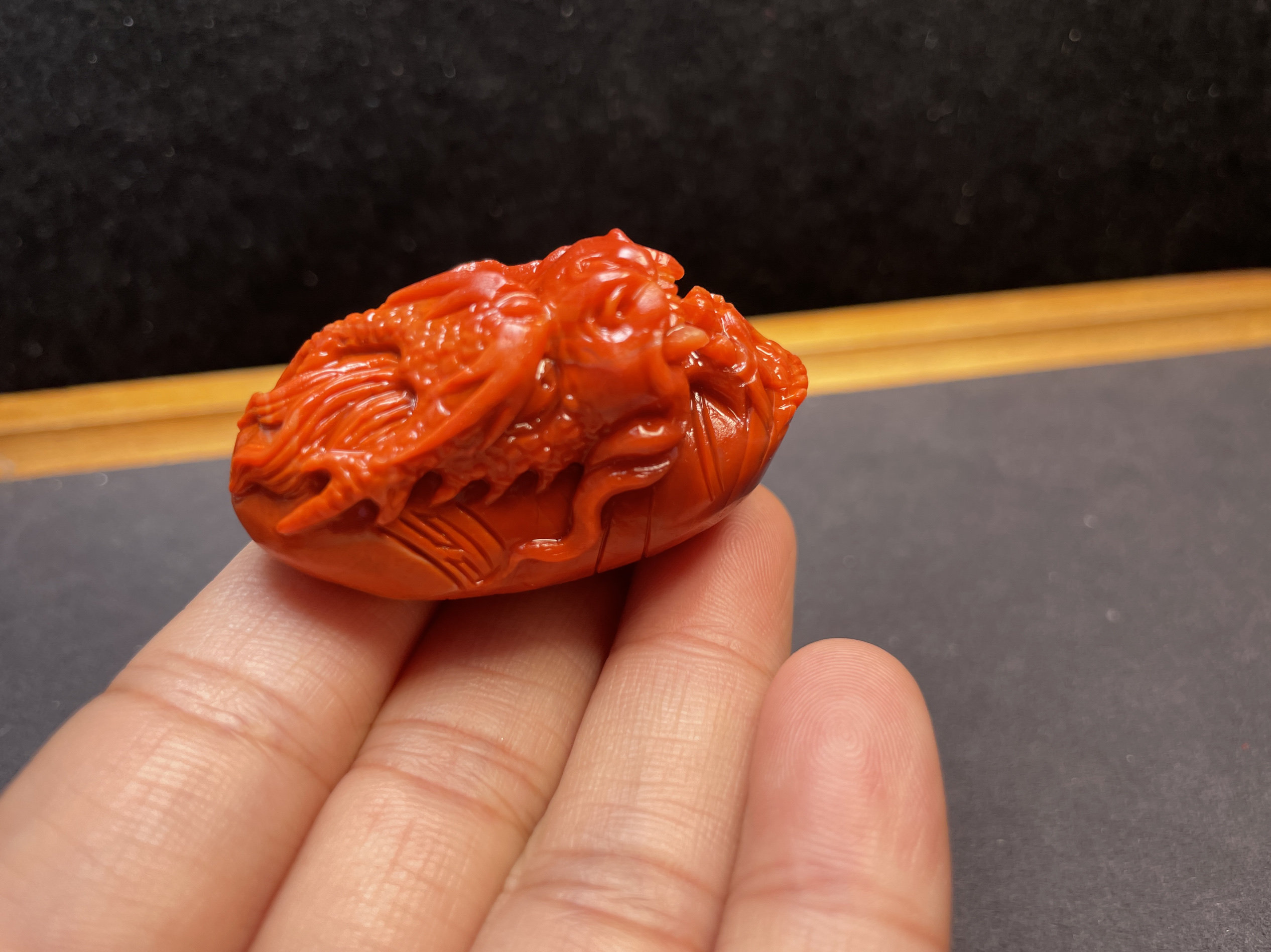 精品苏工九口铁皮包浆天然南红玛瑙雕刻凤穿牡丹南红吊坠雕件