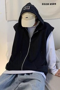 709-MJ12-P45 春季男简约连帽贴标无袖休闲背心马甲外套单人图片