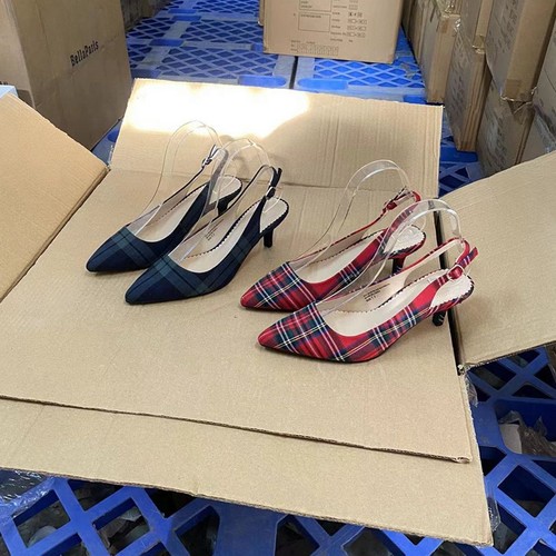 2025新款格子布尖头红色高跟鞋浅口细跟一字扣带包头女凉鞋大码鞋