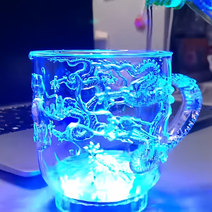 七彩闪光龙杯啤酒发光杯子变色夜光杯酒吧啤酒杯加水自发光塑料杯