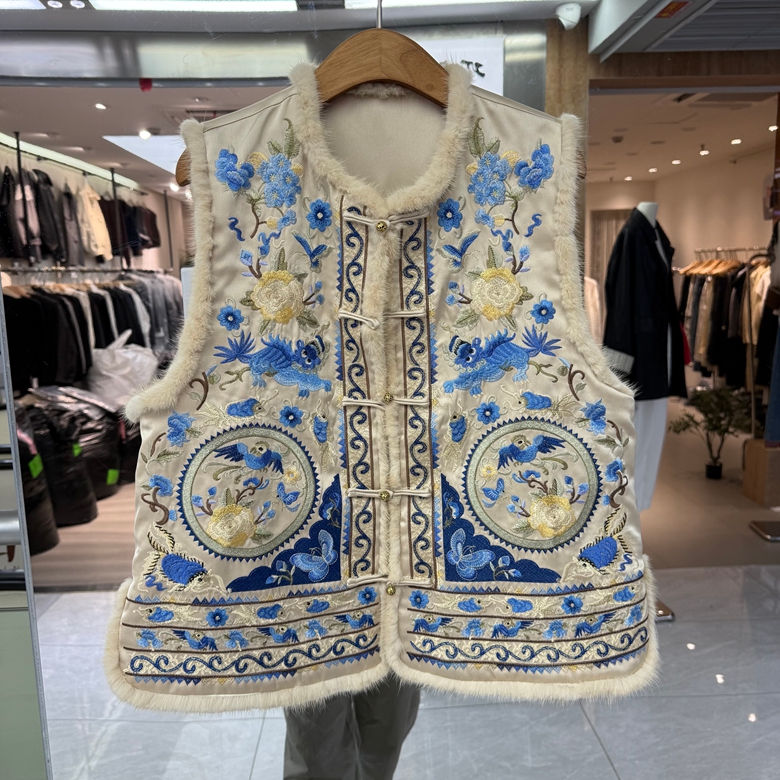 2025年秋冬新款新中式女装夹棉马夹背心钉珠重工刺绣水貂毛装饰潮
