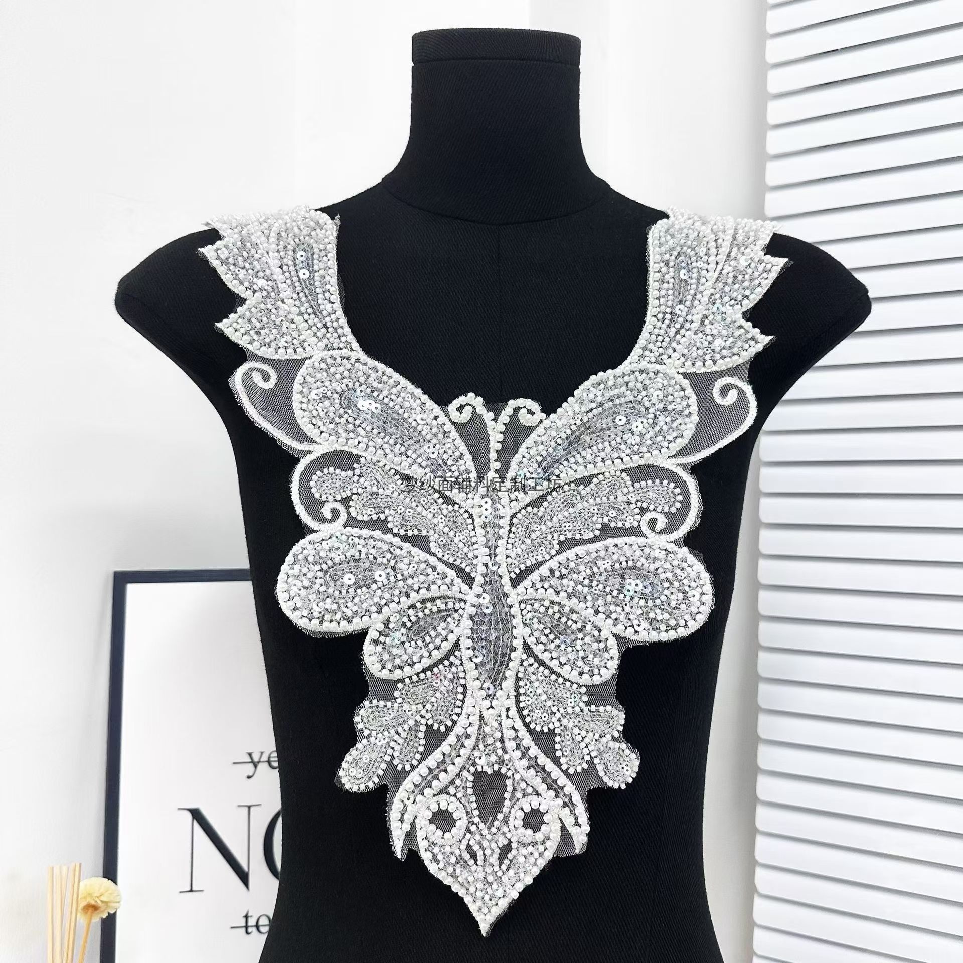 新品珠绣蕾丝蝴蝶刺绣 亮片米珠珍珠婚纱礼服装饰辅料DIY胸花花贴