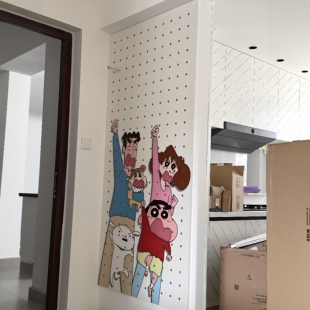 蜡笔小新卡通实木洞洞板可定制图案玄关装饰置物架木质层板造型墙