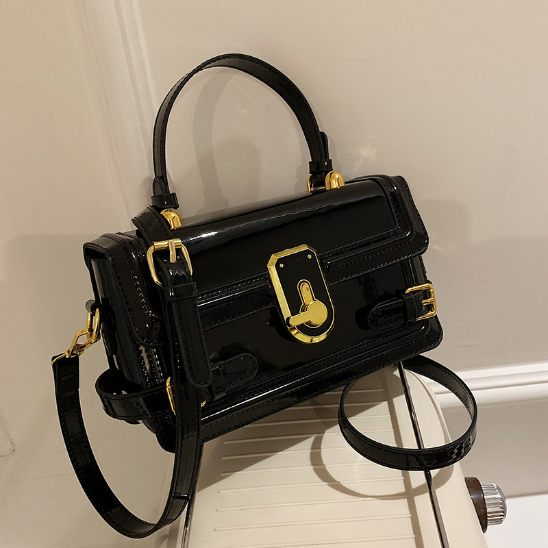 Clean Knоck今年流行小包包女百搭2026新款斜挎包漆皮手提小方包