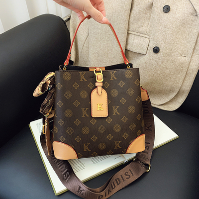 Clean Knock高级感包包女2026新款百搭印花手提水桶包单肩斜挎包