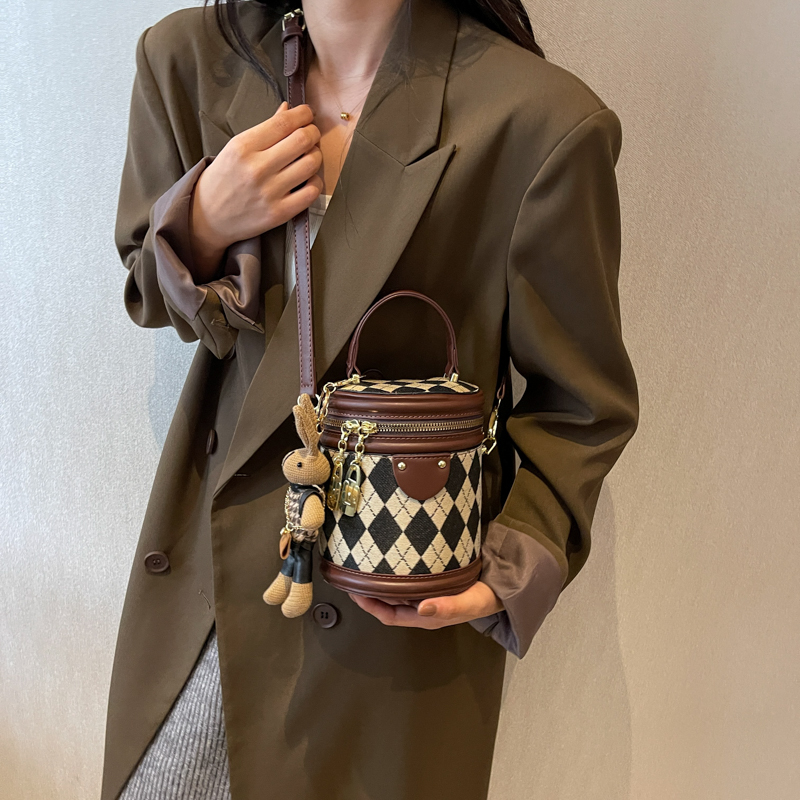 Clean Knоck圆筒包女2025新款时尚菱格手提水桶包百搭单肩斜挎包