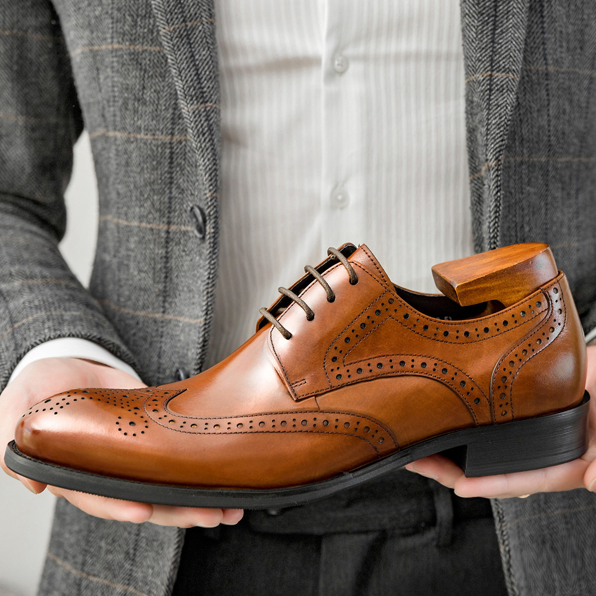 BROGUE LEATHER SHOES MENS CARVED BRITISH BUSINESS FORMAL WEAR WEDDING GROOM SHOES POINTED TOE LEATHER MENS SHOES HIGH-QUALITY BROWN