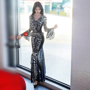 V领连衣裙 气质减龄长袖 型色缤纷早春女装 大裙摆收腰裙2024新款