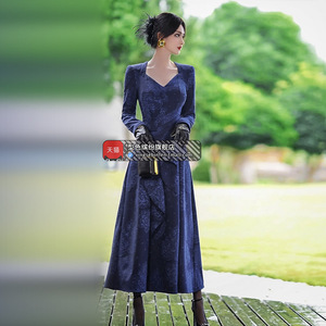 秋冬气质法式印花连衣裙新款洋气减龄设计感裙摆过膝垂感长裙