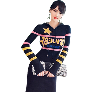 型色缤纷针织连衣裙秋冬新款时尚连帽字母印花短款内搭包臀裙