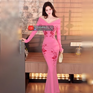 冬季印花V领修身毛衣针织鱼尾裙两件套2025新款收腰时尚裙套装