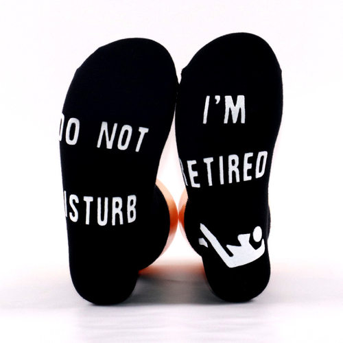 现货DO NOT DISTURB I AM RETIRED跨境防滑中筒地板棉袜字母