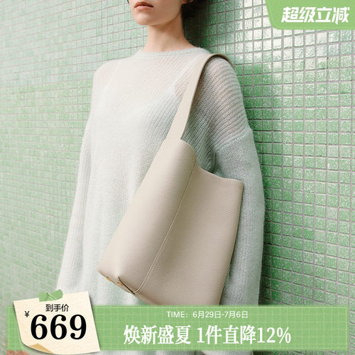 百丽真皮包包水桶包单肩包