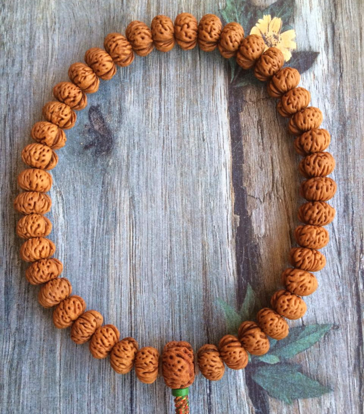 野生18mm小蟠桃核40颗手持黑桃A 矮桩蟠桃核手串密度大一物一图