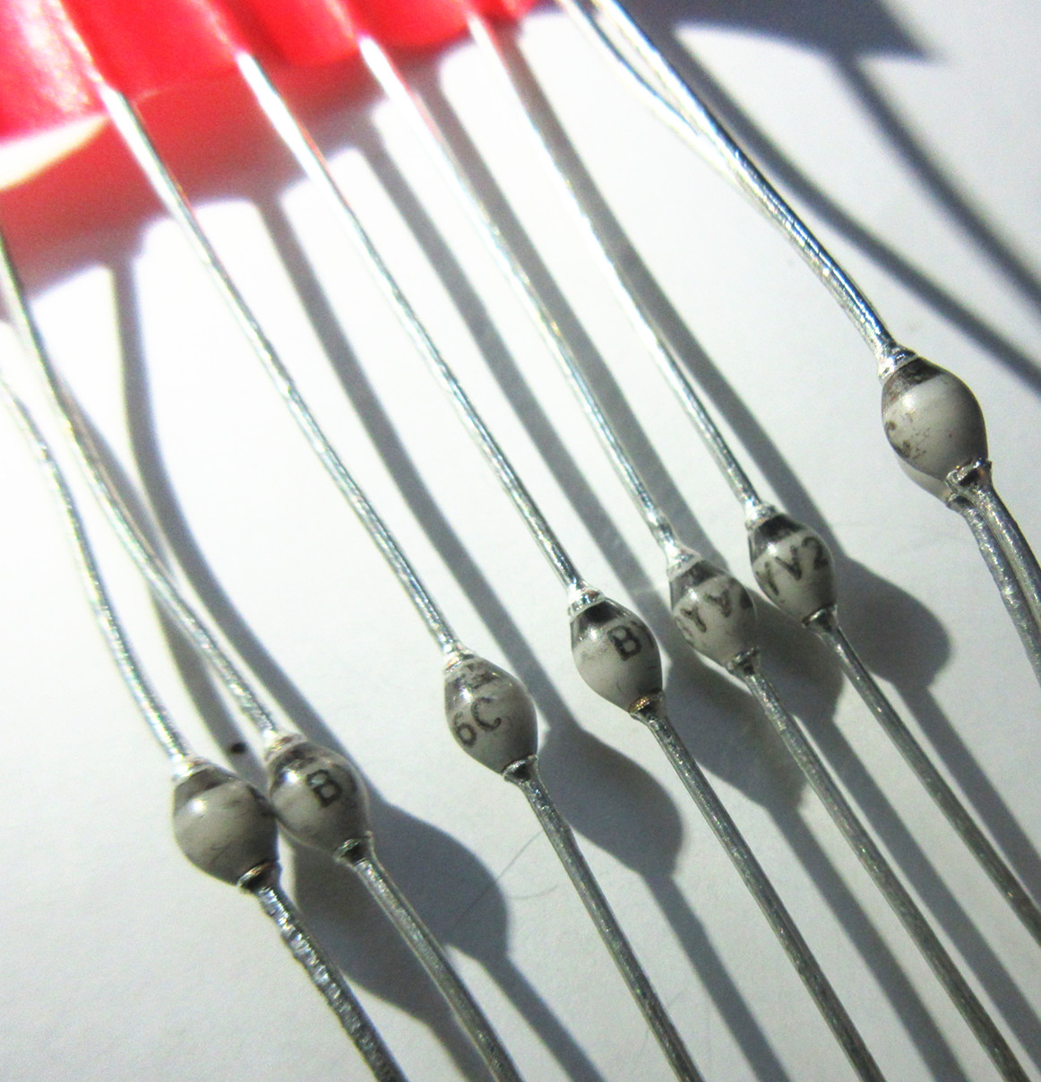 陶瓷 全新 BYV26C 玻璃钝化二极管 快恢复二极管1A 600V SOD-57