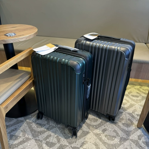 Японский сверхлегкий ударопрочный универсальный чемодан на колесиках