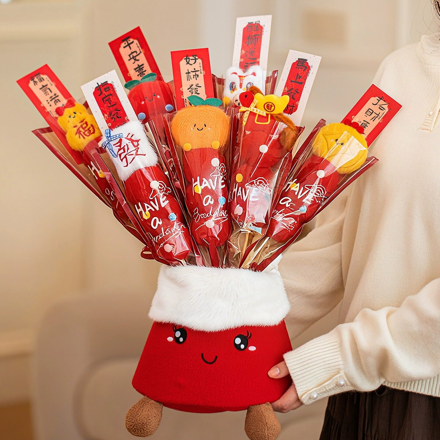 新年装饰品摆件2026新款过年毛绒礼物抱抱桶贺年客厅春节氛围布置