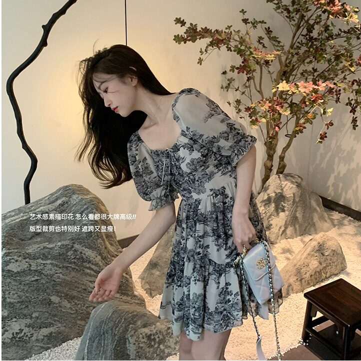 轻奢淑女2023夏季水墨画方口领泡泡袖收腰显瘦a字裙短袖连衣裙