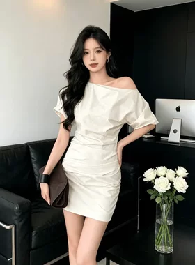 大码法式白色斜肩连衣裙女温柔风高腰显瘦A字短裙性感纯欲夜店