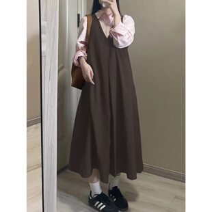 日系复古棕色v领背心连衣裙女秋学院风宽松显瘦前后两穿背带长裙