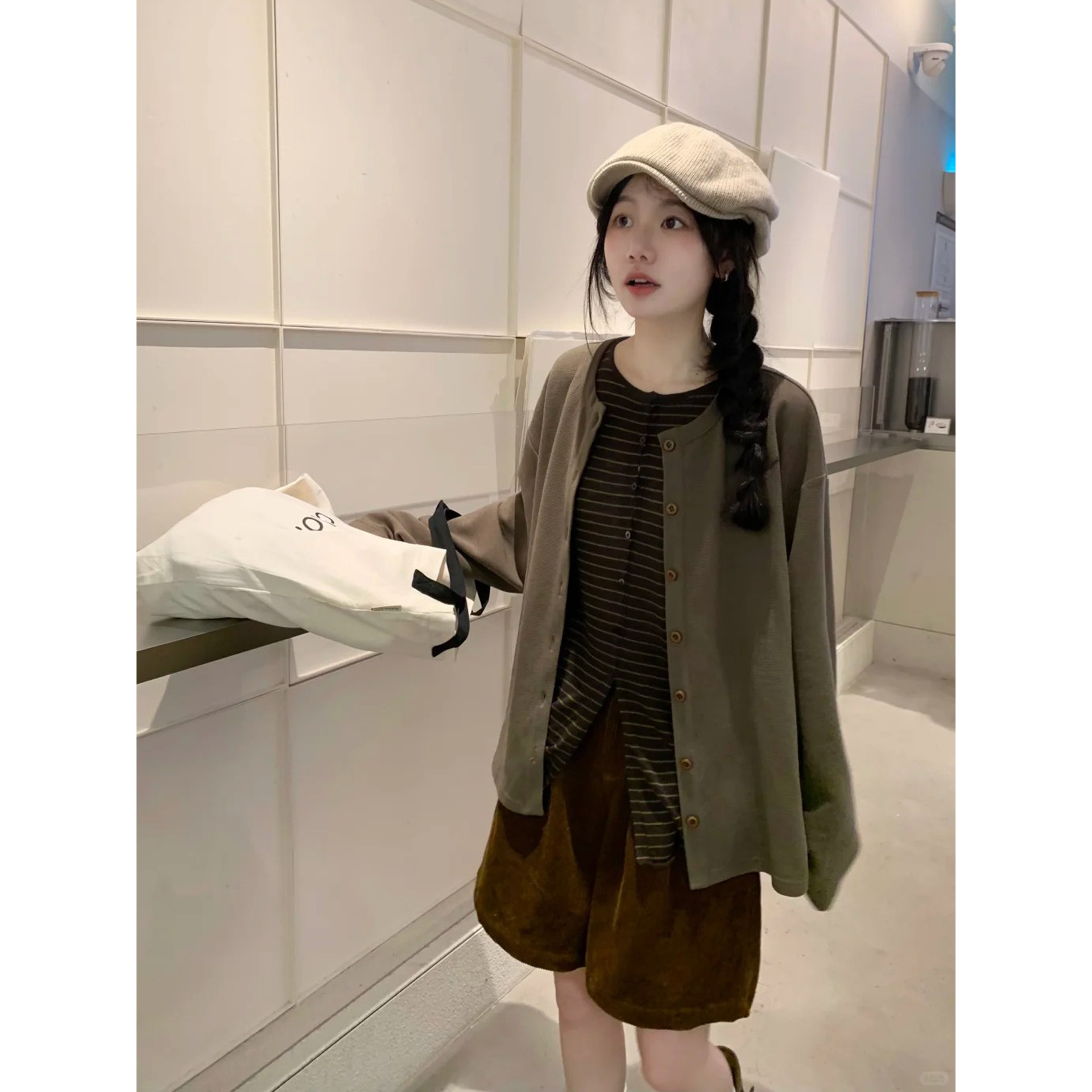 日系复古棕色正肩针织开衫女秋学院风复古简约长袖百搭修身薄外套