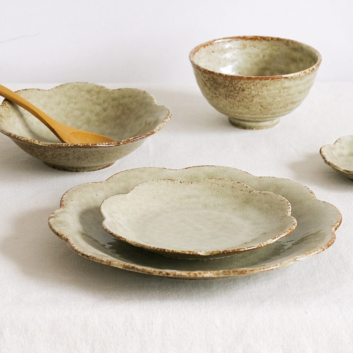 进口岭花系列陶瓷餐具复古花形小盘浅碗点心盘沙拉盘日式花边餐盘