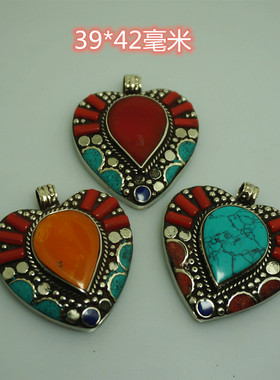 尼泊尔手工镶嵌彩石的爱心吊坠