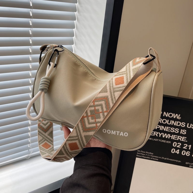 夏季尼龙帆布包包女2025新款单肩通勤枕头包休闲百搭大容量斜挎包