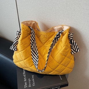 慵懒风单肩包女秋冬大容量菱格棉服帆布袋小众百搭通勤腋下托特包