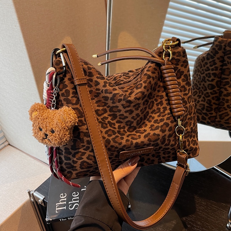 秋冬斜挎小包包女大容量复古鹿皮绒通勤包小众百搭豹纹单肩腋下包