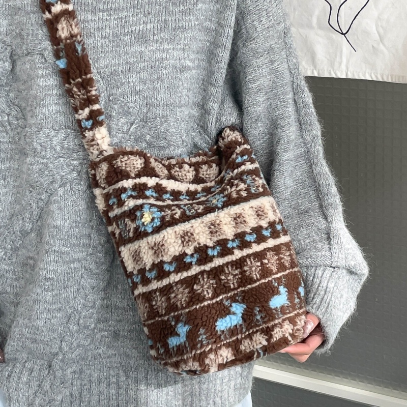 民族风毛绒水桶包冬季毛毛斜挎包