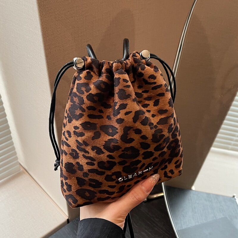 鹿皮绒豹纹小包包女2025秋冬新款潮抽绳水桶手机袋复古百搭斜挎包