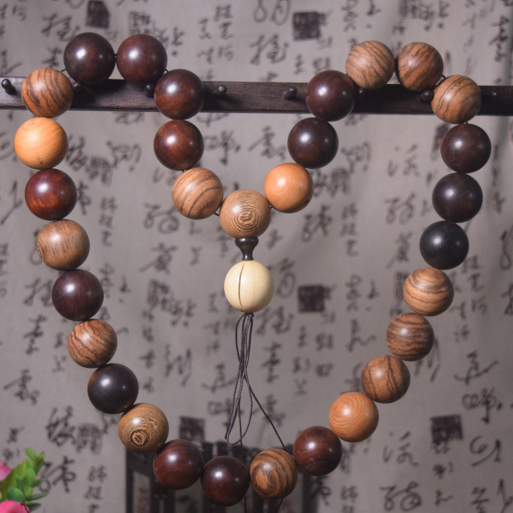 多宝杂珠3.0cm檀木挂件瑕疵处理