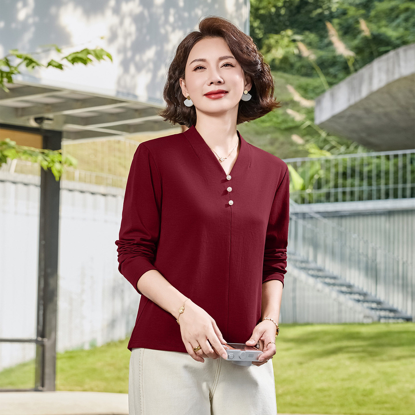 洋气妈妈长袖上衣2026年春秋薄款V领内搭中年女士纯色百搭显瘦T恤