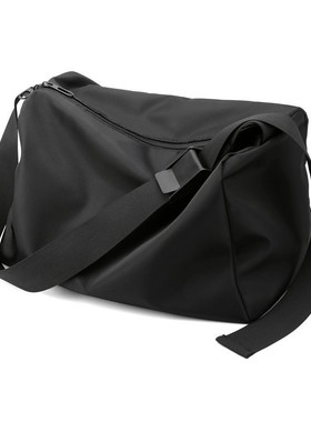 男士单肩包简约轻便防泼水学生运动休闲包大容量女健身旅行