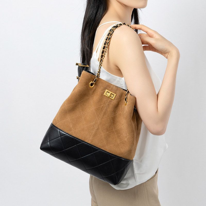 小香风链条手提通勤高级感单肩包大容量麂皮新款女斜挎真皮水桶包