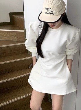 2025春季新款韩系时尚设计感立体肩褶皱斜插兜显瘦收腰卫衣连衣裙