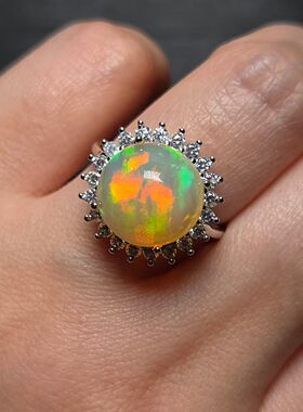 天然欧泊戒指女戒圆形重量4.93克拉直径12.1mm饱满圆润太阳花银镶