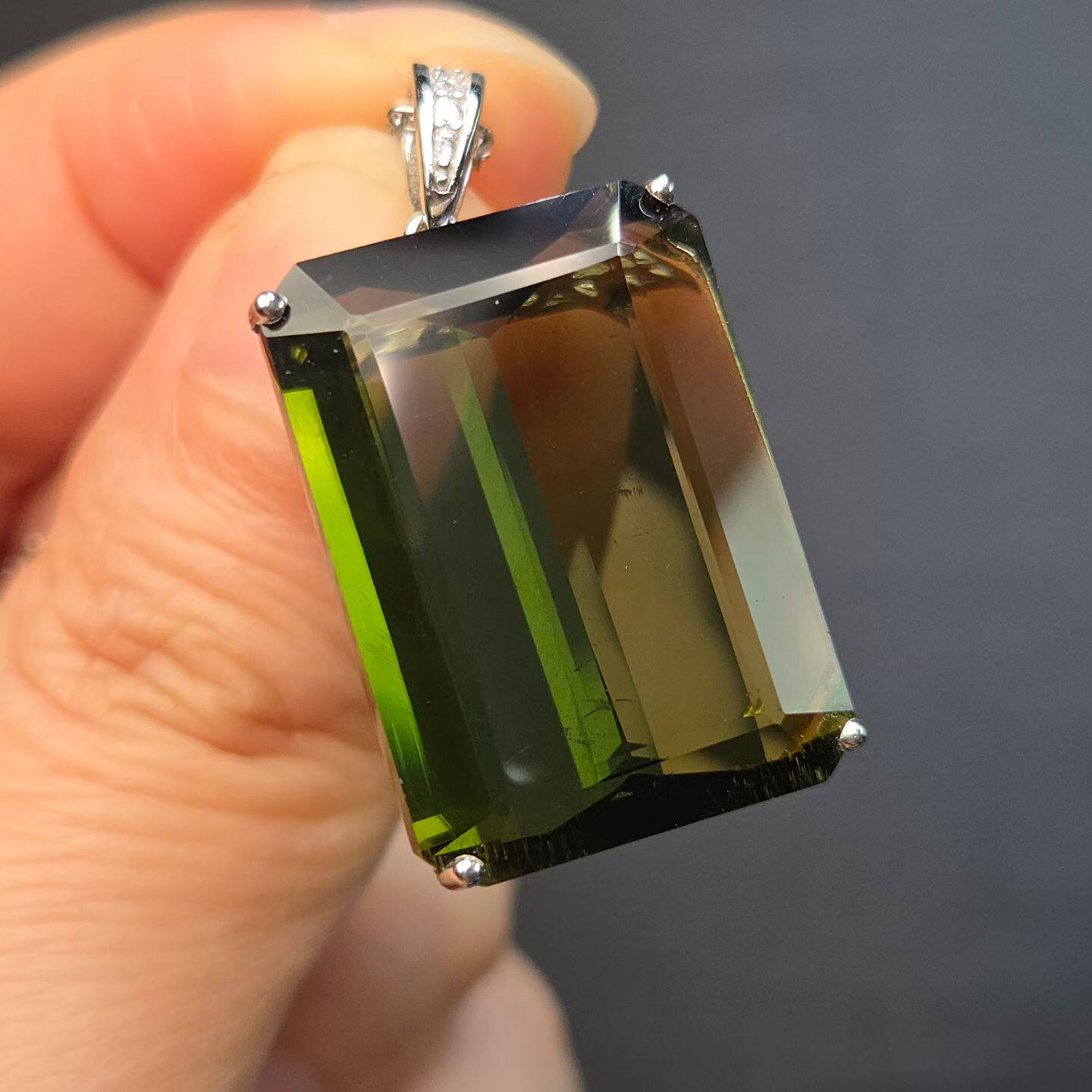 天然碧玺大方板吊坠重29克拉17.3*24mm肉眼全净双色男女都可佩戴