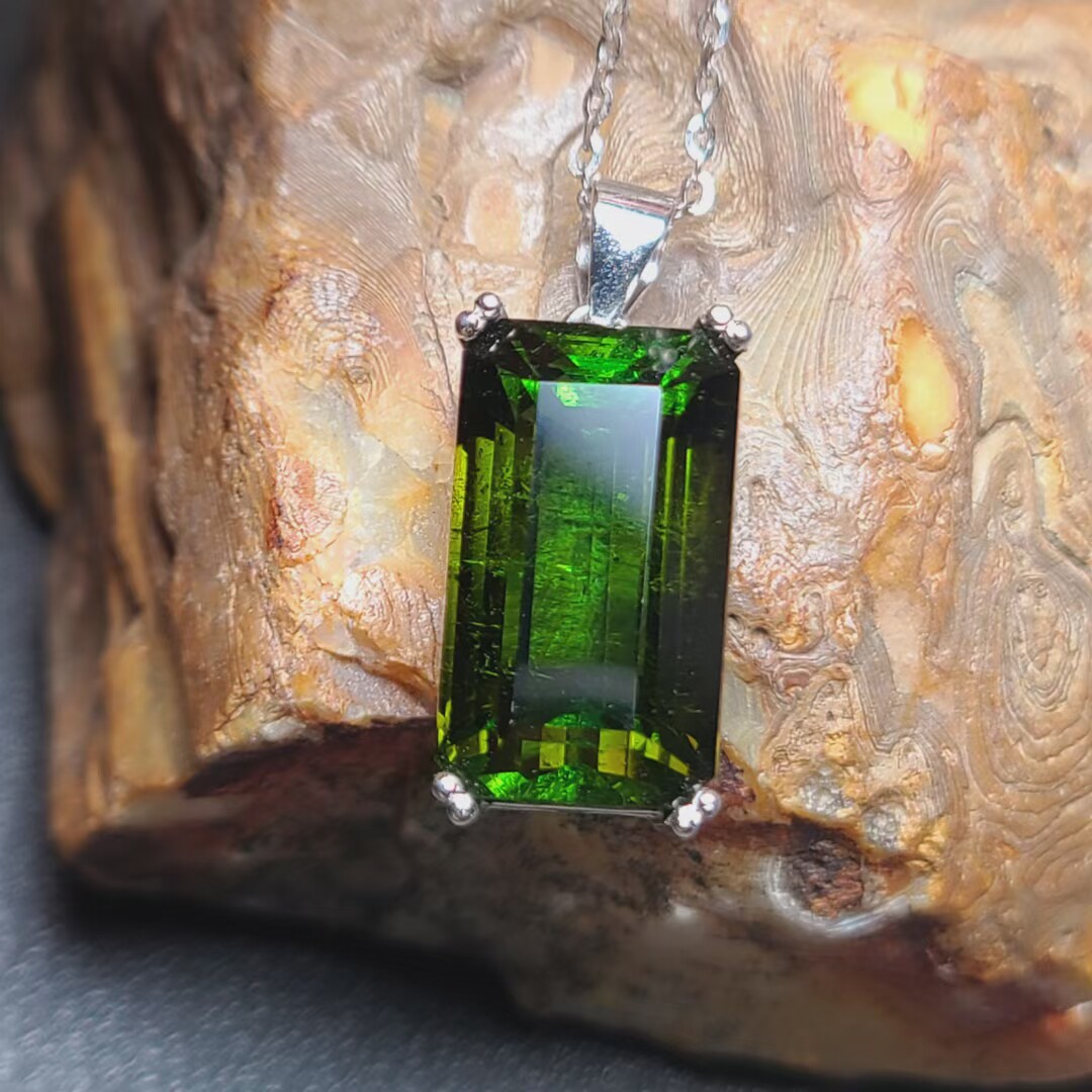 10克拉绿碧玺吊坠 长方形绿碧玺 尺寸9.2*16mm ​简约八爪银镶