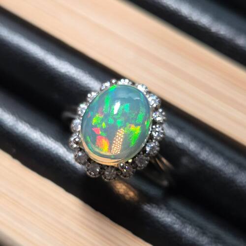 天然欧泊戒指宝石尺寸8*10mm重量2.5克拉左右火彩斑斓天然无染色