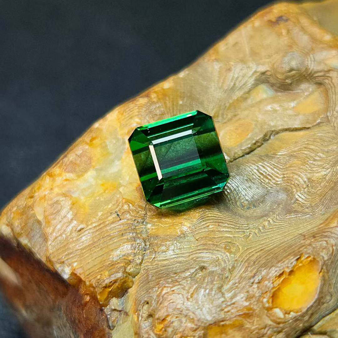 天然电光蓝绿碧玺戒面重量2.3克拉尺寸6.8mm全净体精品绿的发光