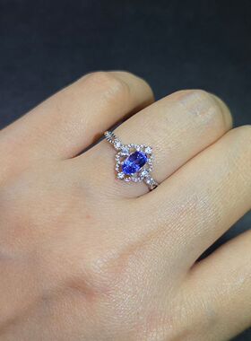 天然变色蓝宝石戒指不同光源下呈现蓝色或者是蓝紫色重量1.04克拉