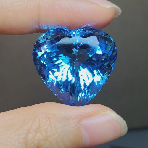 托帕石大爱心 海洋之心 瑞士蓝 全净体 ​重量78.89克拉 直径25mm