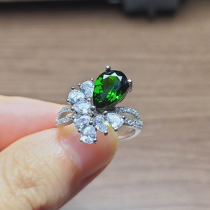 透辉石水滴戒指 重量1.96克拉 尺寸7*9.5mm 全净无暇 铬绿色正宗