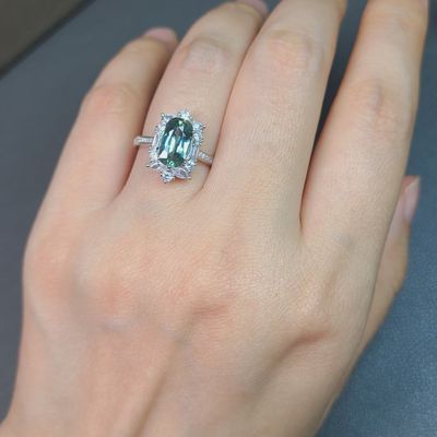 天然无烧蓝宝石戒指 重1.89克拉 净体  又闪又亮 又大颗